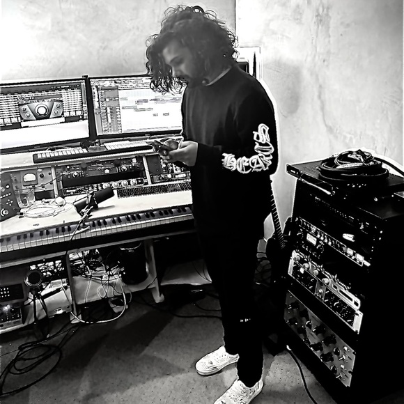 Meet your Posher, Jonathan - Picture 1 of 3